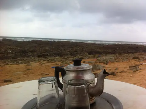 Théière marocaine avec plateau et verres