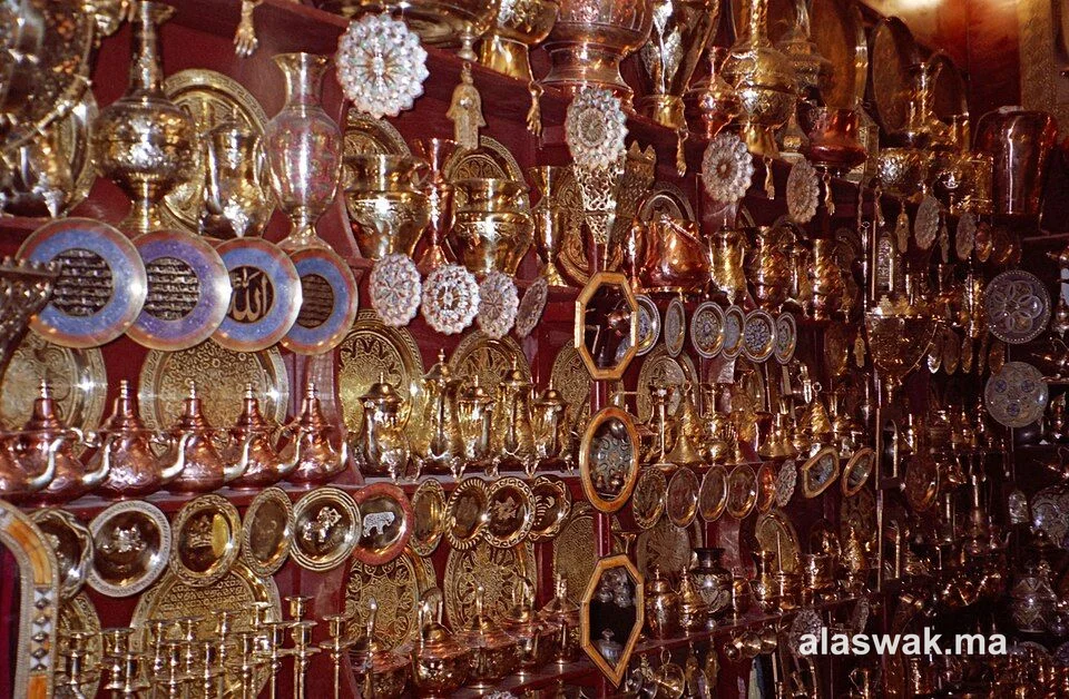 Théière marocaine avec plateau et verres