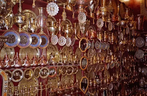 Théière marocaine avec plateau et verres
