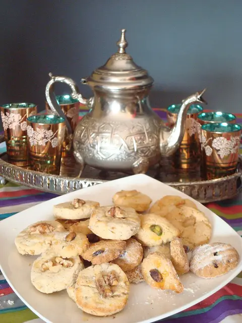 Théière marocaine avec plateau et verres