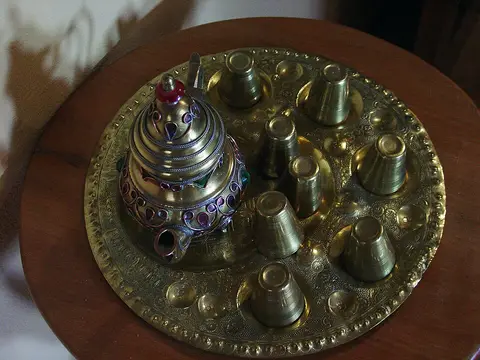 Théière marocaine avec plateau et verres