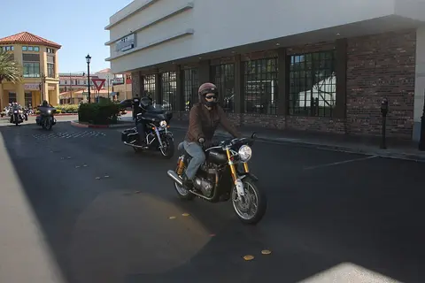 Casque moto intégral noir mat