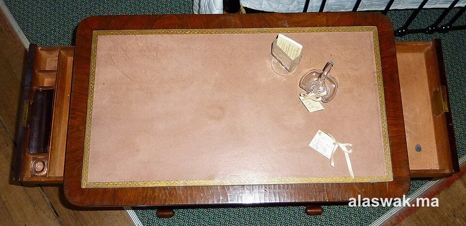 Bureau avec tiroirs